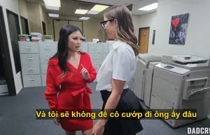 Một cô sinh viên người Mỹ gốc Hoa gợi cảm đeo kính đang lướt Internet trên giường và được bạn trai yêu cầu bú cặc và quan hệ hậu môn gợi cảm của cô từ phía sau Nguồn: @swaglive