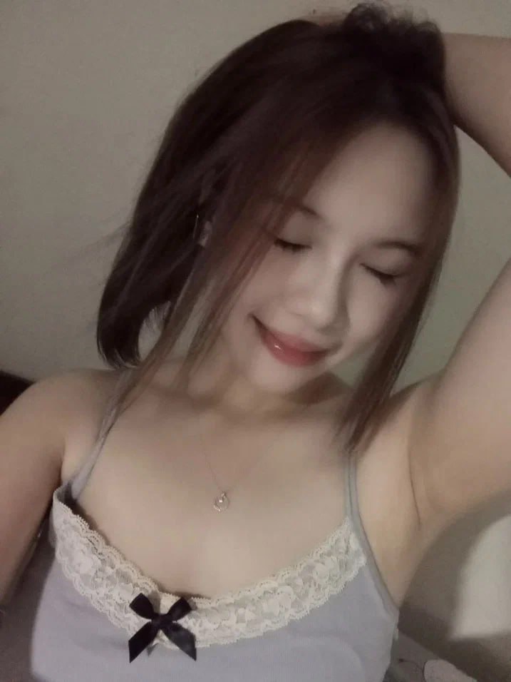 Huấn luyện cô gái trẻ thủ dâm và chảy nước trắng